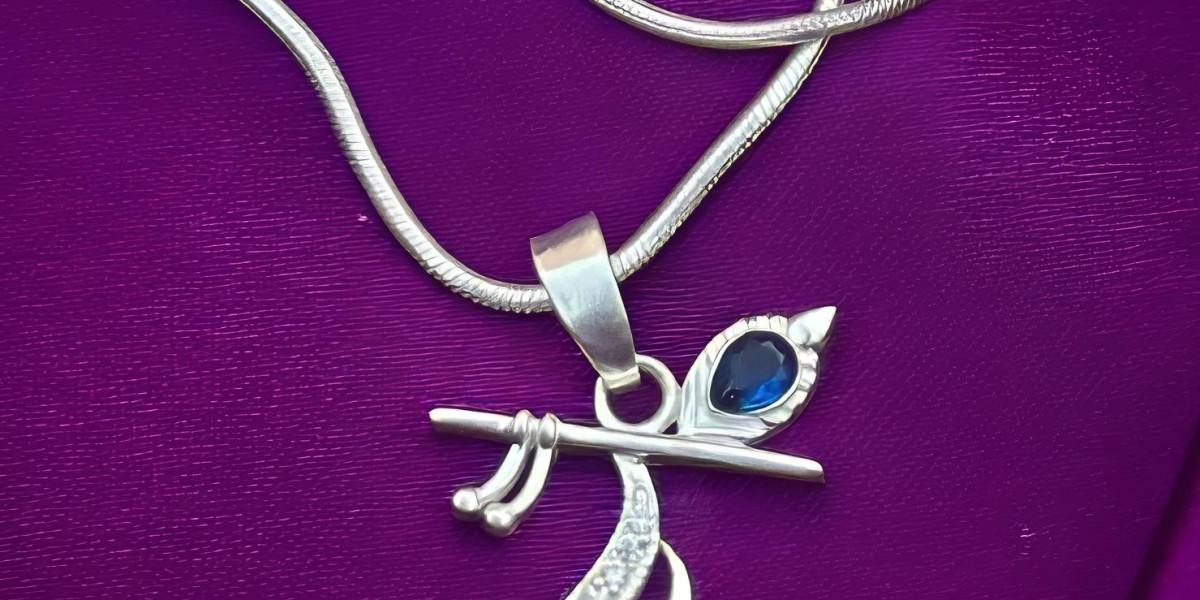 Silver Pendant – A Symbol of Elegance, Identity & Spirituality